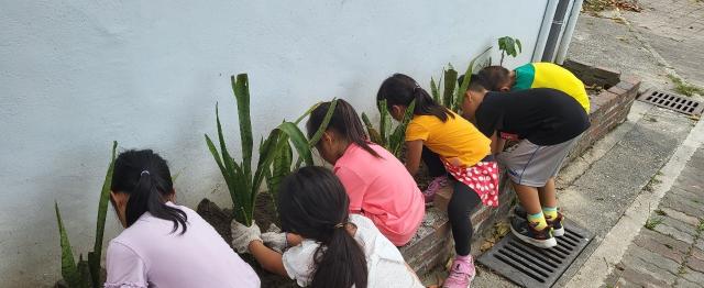 https://www.szps.hlc.edu.tw/uploads/tadgallery/2023_12_26/2712_LINE_ALBUM_112學年度原住民族社團＜綠手指＞（低年級）_231225_78.jpg 