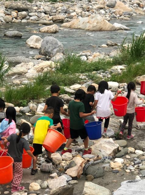 https://www.szps.hlc.edu.tw/uploads/tadgallery/2023_12_26/2726_LINE_ALBUM_112學年度原住民族社團＜綠手指＞（低年級）_231225_92.jpg 