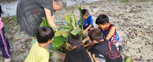 LINE_ALBUM_112學年度原住民族社團＜綠手指＞（低年級）_231225_64.jpg