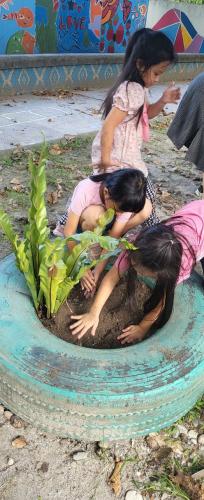 LINE_ALBUM_112學年度原住民族社團＜綠手指＞（低年級）_231225_65.jpg