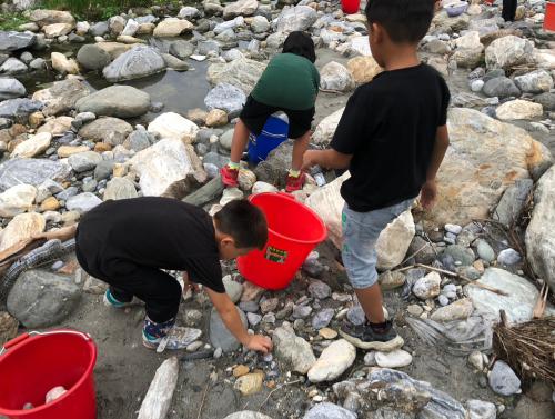 LINE_ALBUM_112學年度原住民族社團＜綠手指＞（低年級）_231225_95.jpg