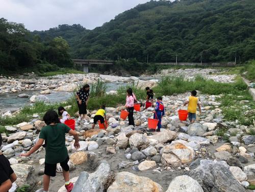 LINE_ALBUM_112學年度原住民族社團＜綠手指＞（低年級）_231225_98.jpg